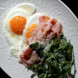 Яичница глазунья с куриной ветчиной