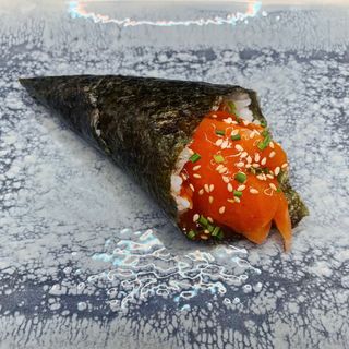 Temaki de salmón macerado