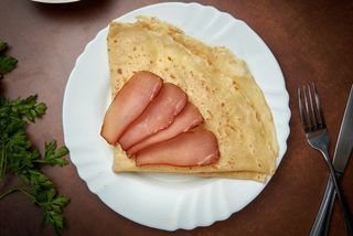 Slana palačinka sa pečenicom, kačkavaljem i pavlakom