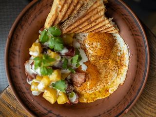 Яєчня з мисливськими сосисками