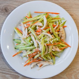 15.Салата от пилешко на лентички с краставици и моркови (300г)