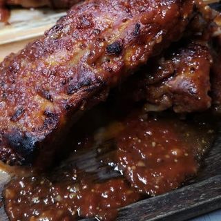 Costillar fresco de carne de cerdo criado con castañas