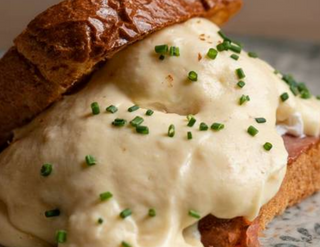 Tostada Con Huevos Benedictinos