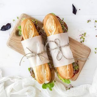 19. Bocadillo Caliente De Pechuga De Pollo Empanada Con Paleta Serrana