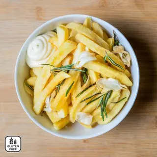 Batatas Fritas Crocantes com Alho e Alecrim e Maionese de Alho e Pimenta