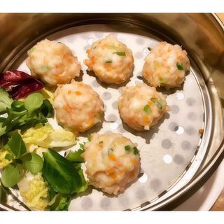 水晶鱼虾滑Albóndigas de gambas y pescado al vapor （5 uds.)