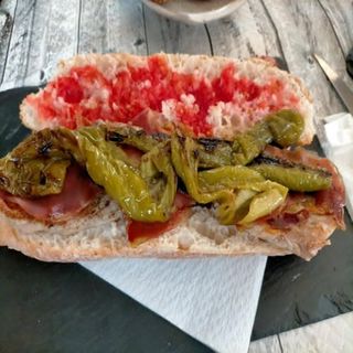 Lomo más jamón y pimientos