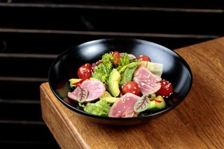 Салат з тунцем татакі (200г)