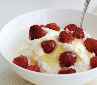 Творог домашний с сезонными ягодами 