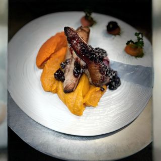 Piept de rata, piure de cartofi dulci / coulis de fructe de pădure