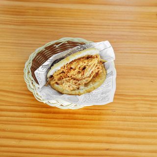 Arepa De Pollo Mechada