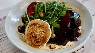 Sałata z Buraków z Kozim Serem