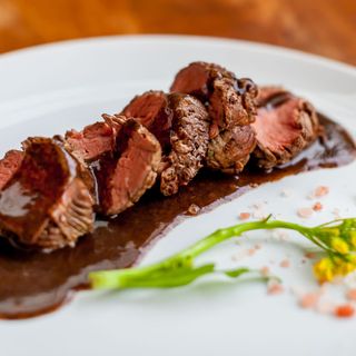 საქონლის სტეიკი ღვინის სოუსით