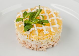 Салат с курицей и ананасом