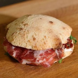 Puccia con coppata, mozzarella pomodorini e rucola