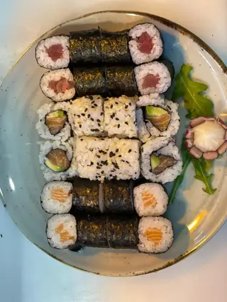 A25 Uramaki Salmão, Maki Salmão e Maki Atum 