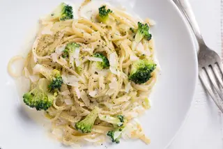 Spaghetti z brokułami i kurczakiem