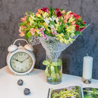 Buchet din 15 alstromerii în plasă albă