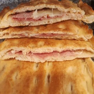 Focaccia ripiena cotto e formaggio