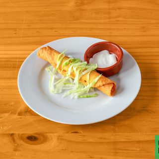 Taco dorado de picadillo de ternera