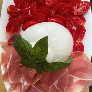 Burrata crudo e pomodori