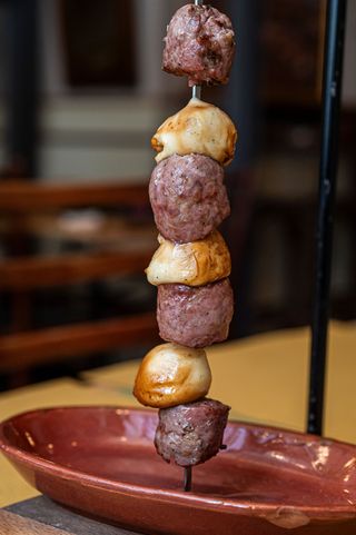 Spiedo di mini salsicce e scamorzine