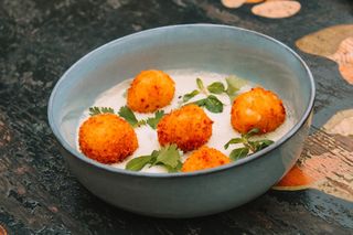 სულგუნის ბურთულები გებჟალიას სოუსით