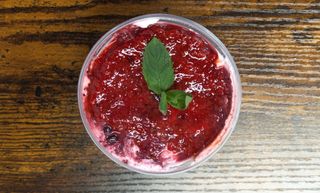 Чийзкейк с горски плодове и протеинов крем