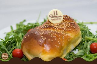 Calzone al forno con würstel, salame piccante, mozzarella