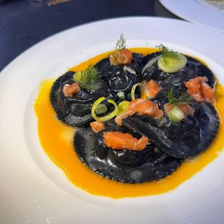 Pasta Raviolo Negro Con Salmón Y Robiola