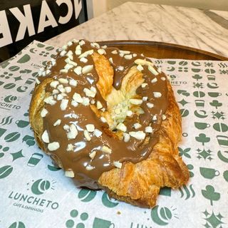 Croissant de nocilla de chocolate y almendras