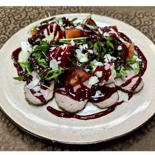 Салат з телятиною та ожиновим соусом  (250г)