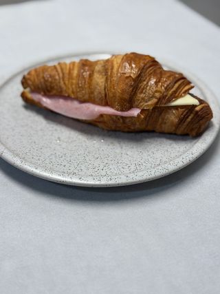 Croissant De Jamón Y Queso