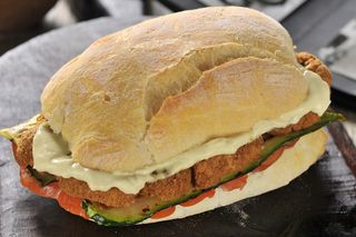Panino insalata, cotoletta, pomodoro e maionese