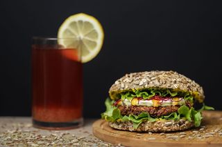 Čizburger proteinski vege u domaćoj  lepinji 