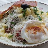 Овчарска салата с поширано яйце и препечен бекон (350г)