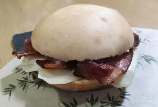 Bocadillo de bacon y queso amarillo gouda