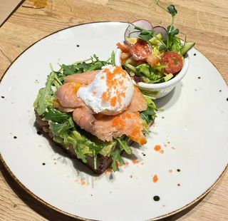 Brioche francuski z łososiem wędzonym