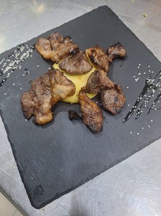Pastrama de oaie la gratar cu mamaliga