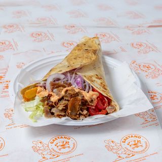 Piadina kebab, insalata, pomodorini, cipolla e patatine