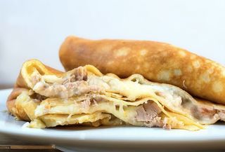 Crêpe con pancetta, pesto modenese e parmigiano