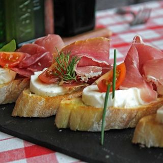 Брускети с прошуто, моцарела, босилек и чесън ( 200гр. )