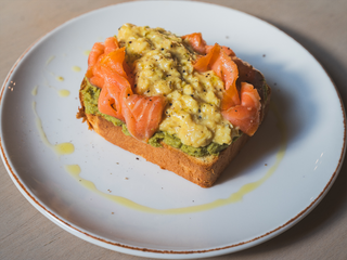 სქრამბლ ტოსტი ორაგულით