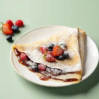Clatita cu crema de vanilie, fructe si frisca