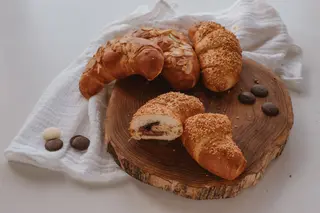 Rogal maślany z czekoladą belgijską: mleczna + biała