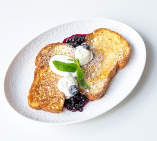 Французский тост с черничным вареньем