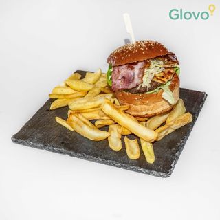 Halloumi Burger,Cartofi prajiti, sos inclus