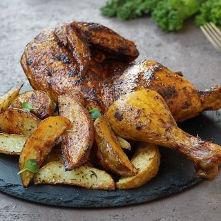 Jumatate de pui la cuptor, cartofi wedges, sos de smântână cu usturoi