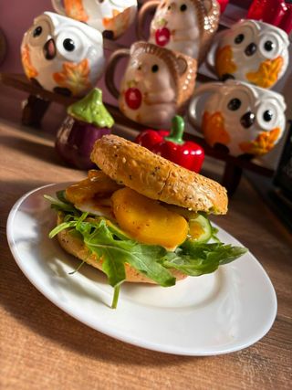 Bajgiel z halloumi (grillowane halloumi, ogórek świeży, mango, guacamole, sos miodowo musztardowy, rukola) - 20% CENA REGULARNA 28.00