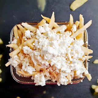 Домашни пържени картофи със сирене